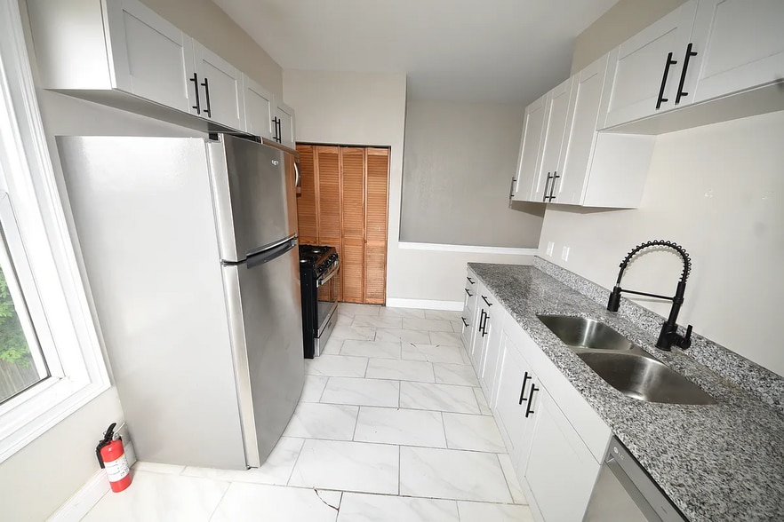 Building Photo - 746 Columbia St