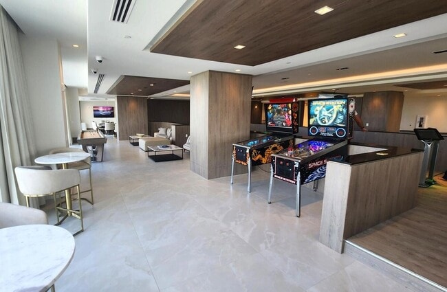 Building Photo - 220 Lake Shore Dr