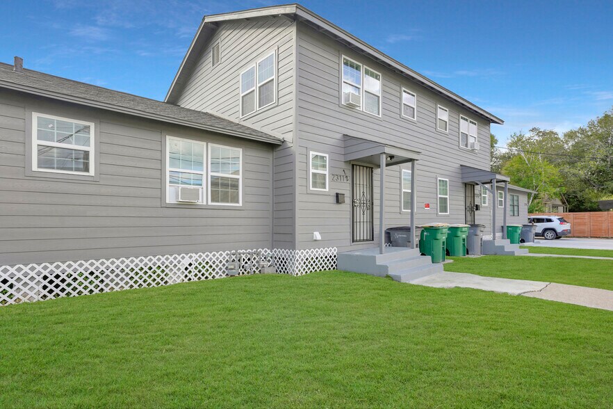 Beautiful Townhomes for rent! - 2311 N Louis St