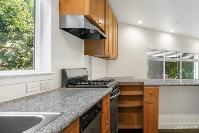 Building Photo - 25 Elgin Park