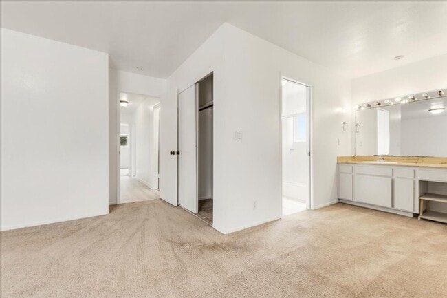 Building Photo - Four Bedroom in Oak Hill Oaks