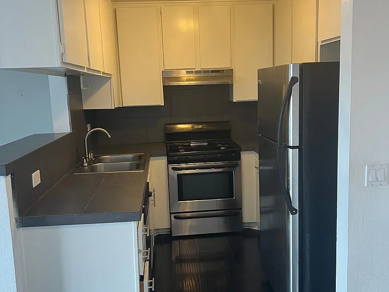 Building Photo - 7531 Hampton Ave