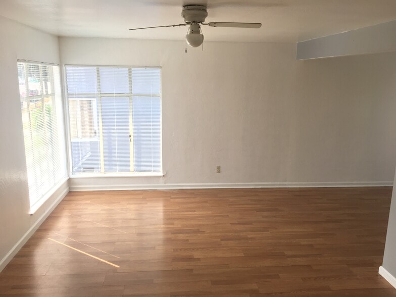 Living Room - 10526 Link Street