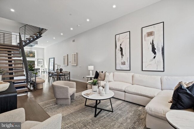 Building Photo - 2106 Spring St