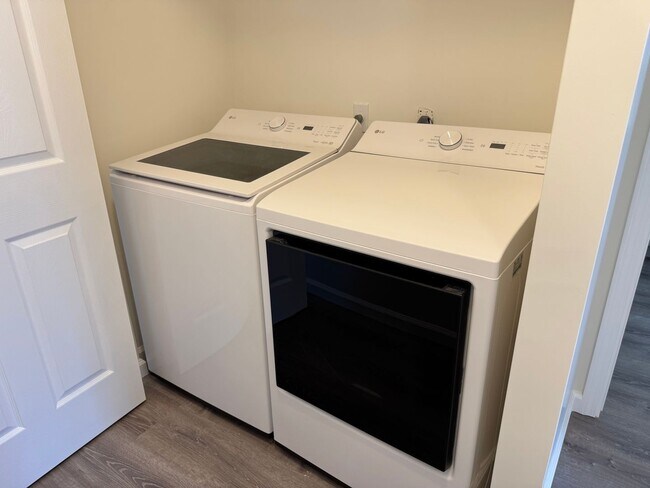 Building Photo - Fully renovated 2-bedroom, 1-bath unit loc...