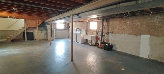 Building Photo - 10824 S Sacramento Ave