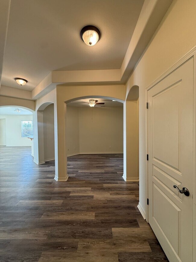 Building Photo - Beautiful Bradley Square Single Story Home With Easy Access to Shopping/101 Frwy