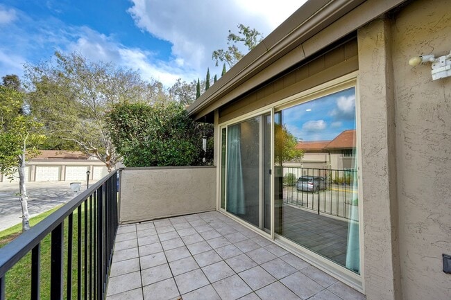 Building Photo - Rancho Bernardo 55+ Community Attached Home 2 Bed, 2 Ba with Patio, Private yard and Laundry