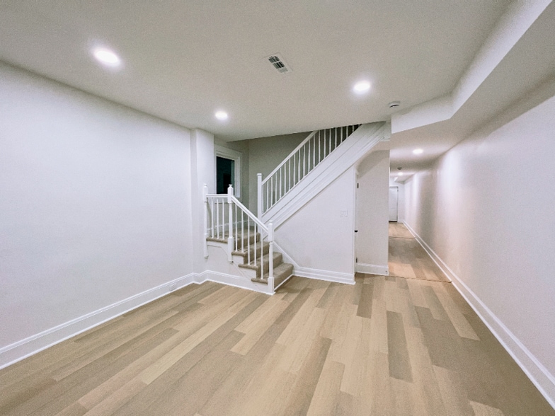 Building Photo - 720 E 41st St