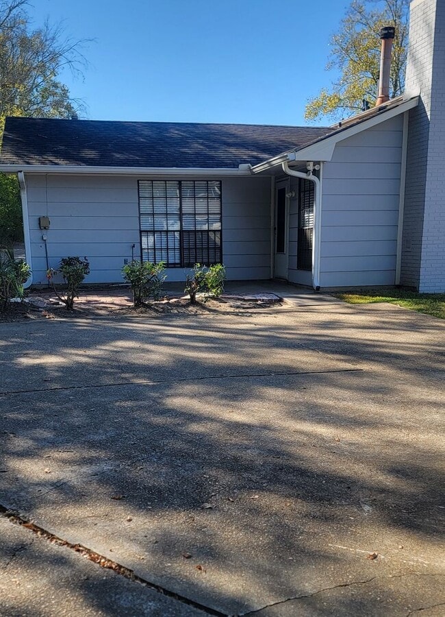 Building Photo - Adorable UPDATED 2-Bedroom, 2-Bathroom Tow...