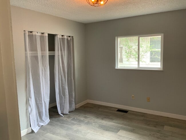 Building Photo - 137 N Cherry St