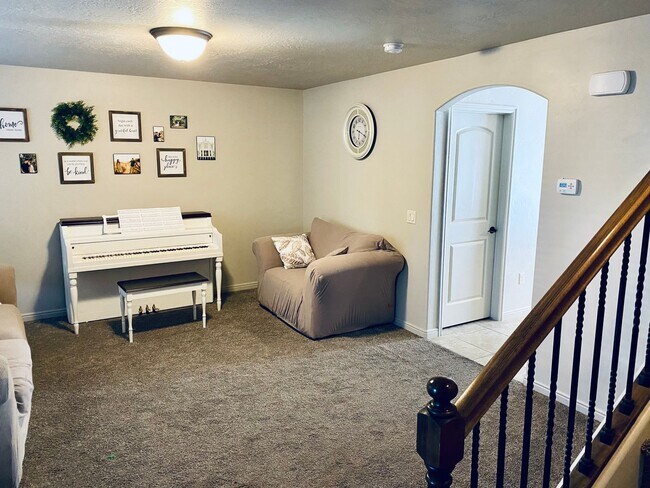 Building Photo - Beautiful Fossil Hills 3 bedroom, 2.5 bath...