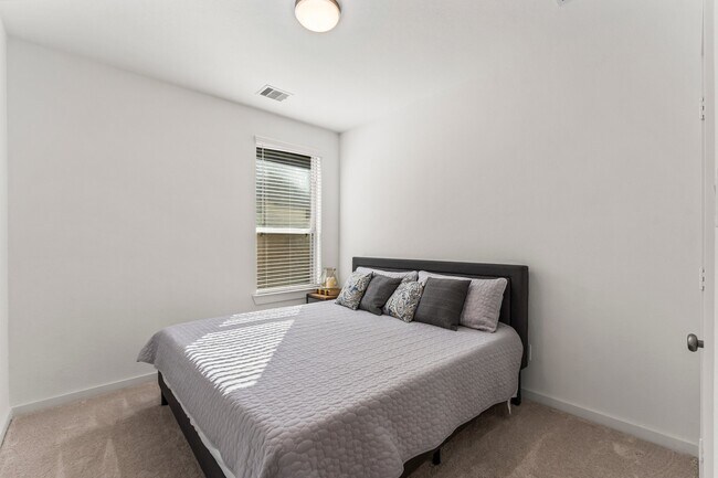Building Photo - 15823 Bird of Paradise Dr