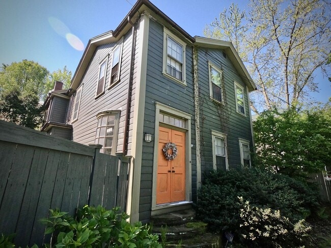 Primary Photo - 9/1 Beautiful Hidden GEM. 2 Blocks from Wa...