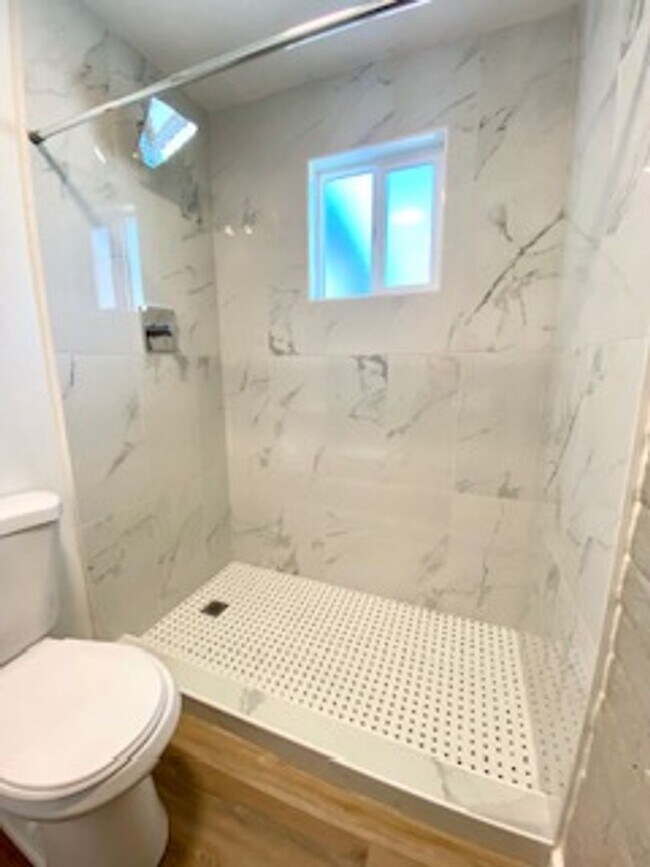 Building Photo - 4 bed 3, bath with connected guest house