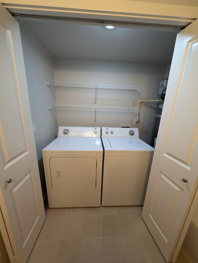 Building Photo - High End 3 Br Condo off of Bothell-Everett...