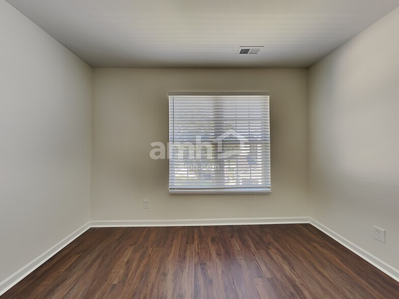 Building Photo - 132 Drewsbury Dr