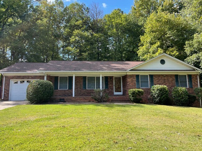 Building Photo - Beautiful 3 bed, 2 bath brick home located...