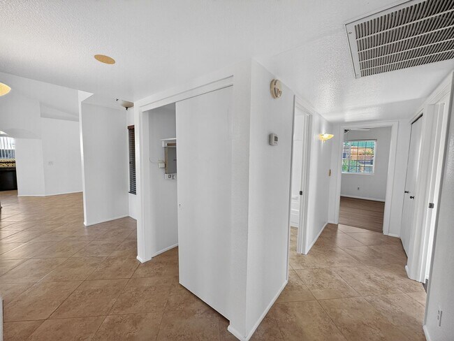Building Photo - Spacious 4 Bedroom Pool Home in Quiet Cul De Sac