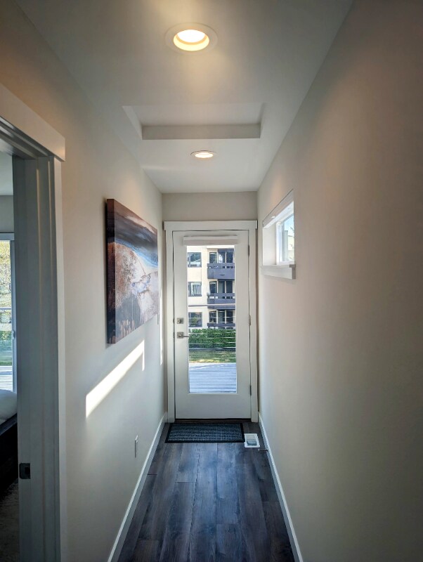 Building Photo - 957 W 12th Ave