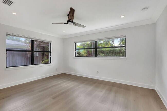 Building Photo - 400 Venice Dr