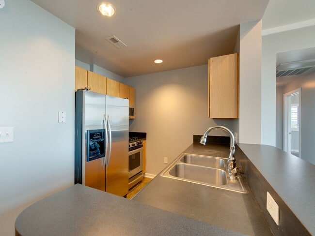 Building Photo - This move in ready condo has it all in Cha...