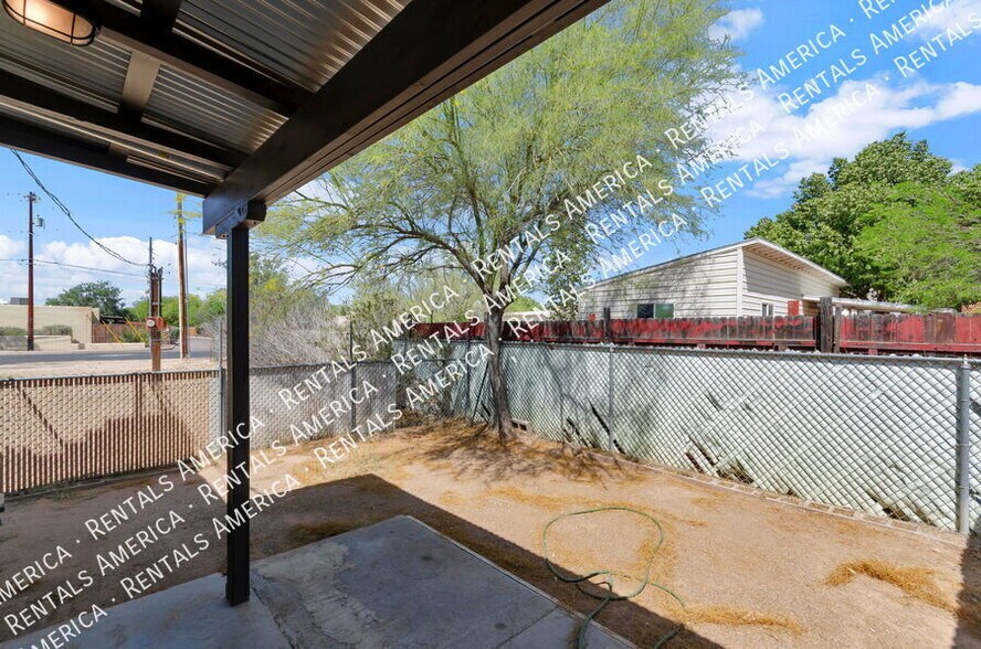 Building Photo - 3048 N Sparkman Blvd