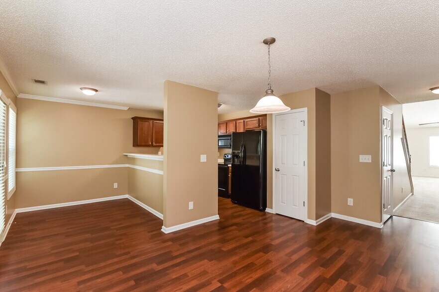 Building Photo - 3856 Pine Village Pl
