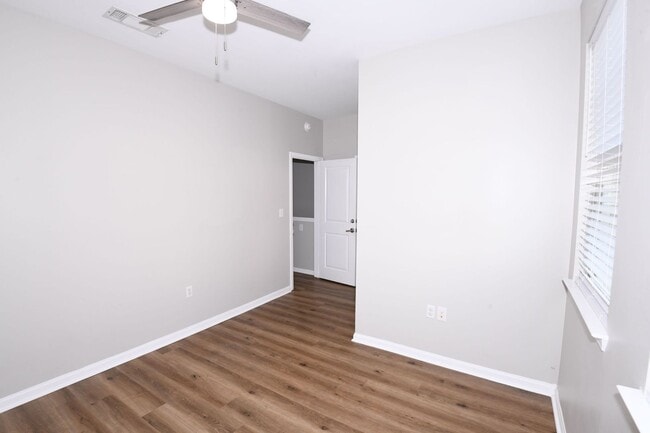 Building Photo - 4 Bed, 4.5 Bath in Rowandale