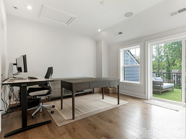 Building Photo - 2555 Deacon Ave
