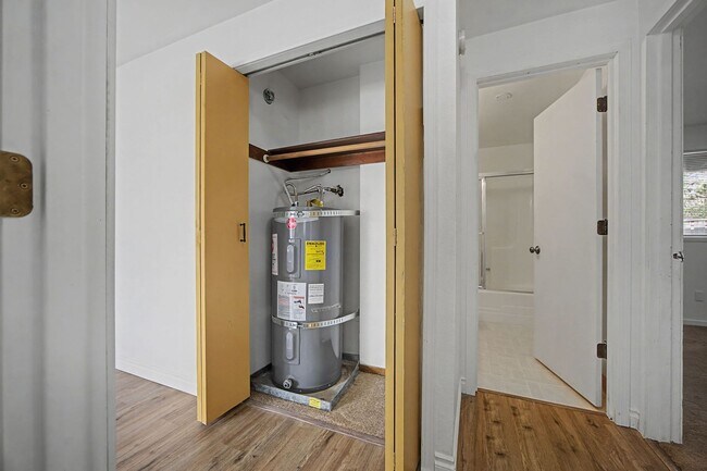 Building Photo - BRUSS01