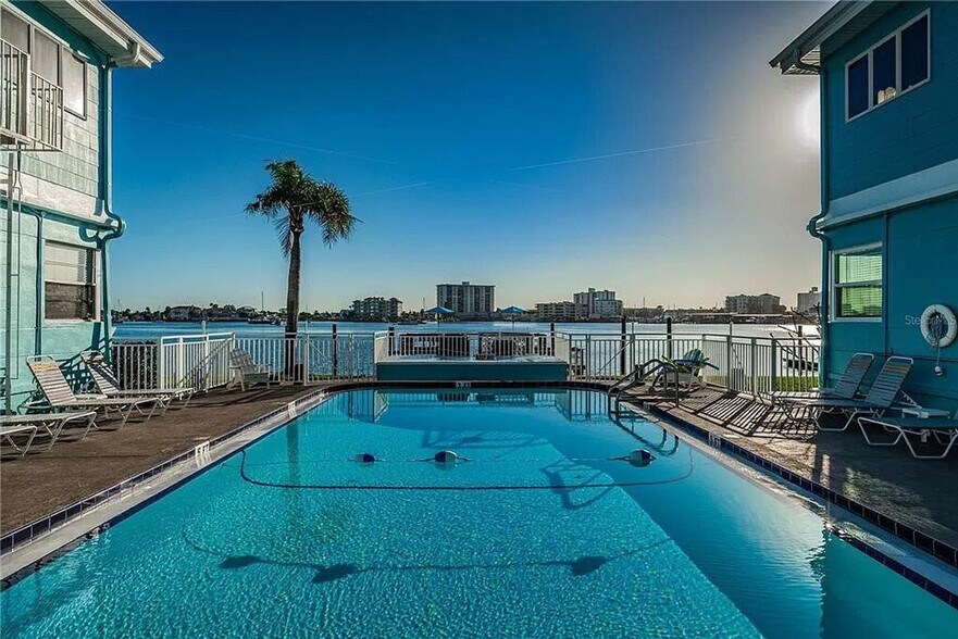 Building Photo - 483 E Shore Dr