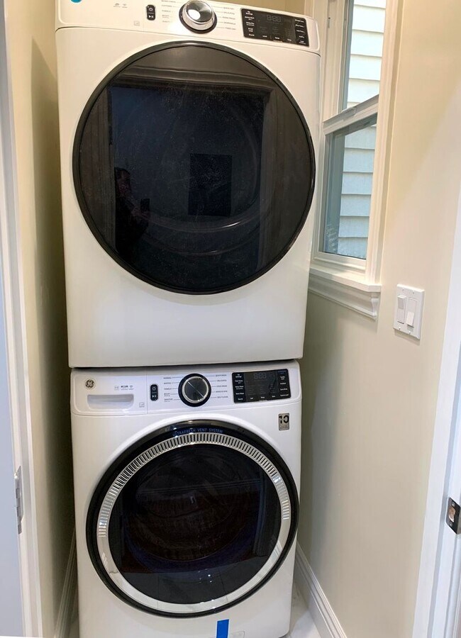 Building Photo - 423-425 11th