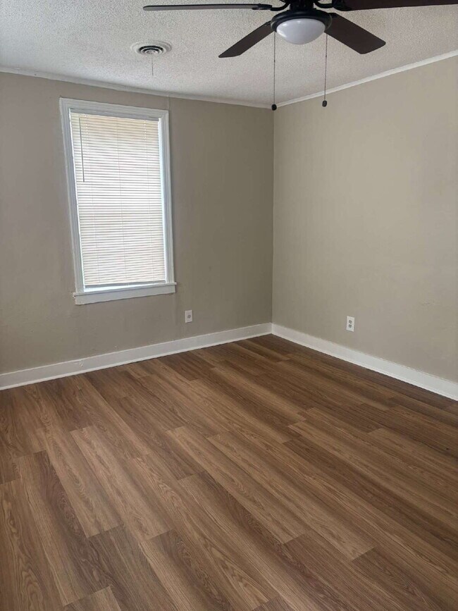 Building Photo - Charming 3 Bed/1 Bath Available Now