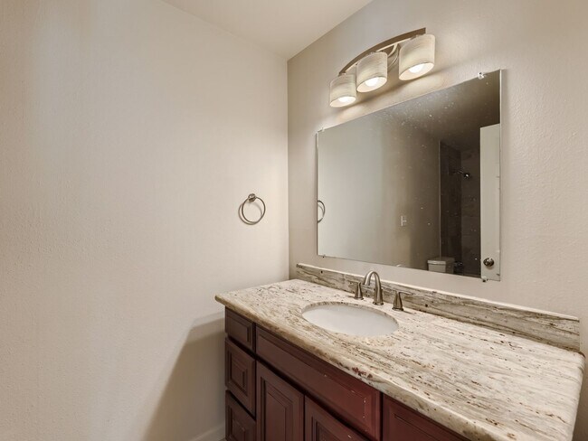 Building Photo - Immaculate 2 Bedroom Condo @ A Convenient Lynnwood Location!