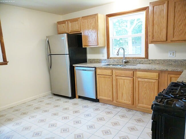 Building Photo - Bright  Second Floor Flat Across from Barr...