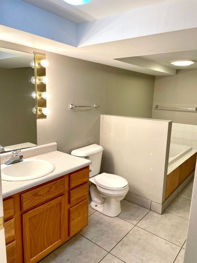 Building Photo - Spacious 3 bed/2 bath - walk to campus!