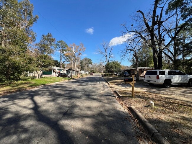 Building Photo - 677 W 5th Ave