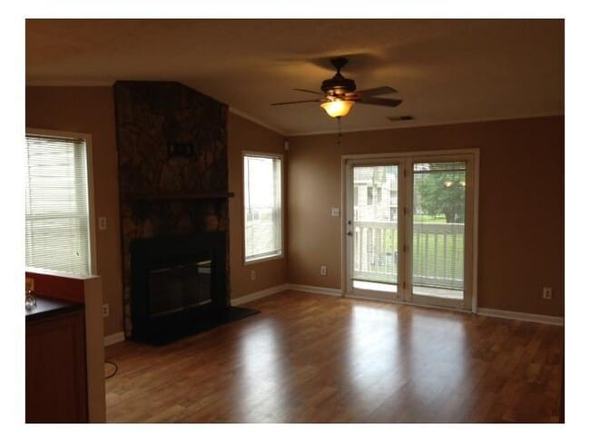 Building Photo - CUTE 2 BEDROOM 2 BATH CONDO WITH UPGRADES!
