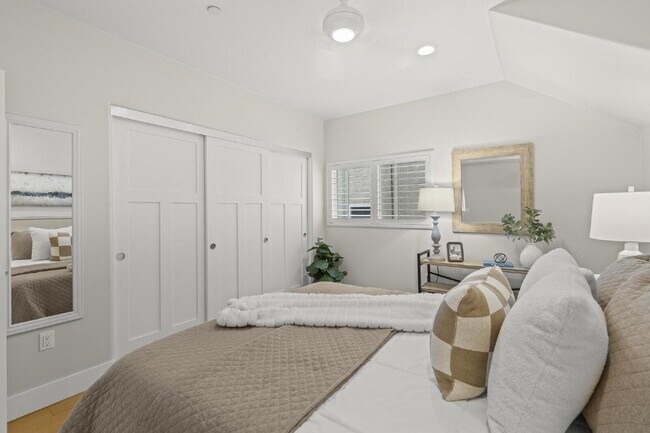 Building Photo - Stunning, Modern and Immaculate 3/BR 2.5/B...