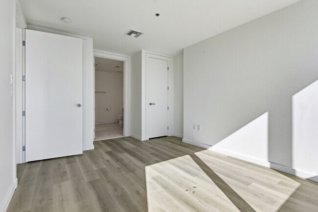 Building Photo - Martin 1905-Stunning Strip Views from this 2Bd Residence