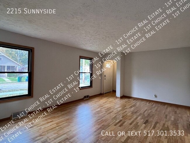 Building Photo - 2215 Sunnyside-