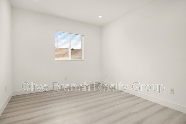 Building Photo - 923 N Beaudry Ave