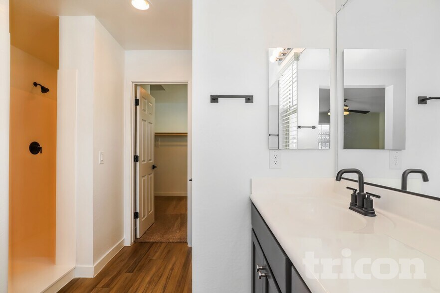 Building Photo - 4833 S Mole