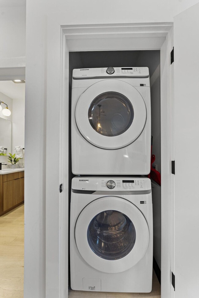 Building Photo - 600 Broadway-SI ID1240310P