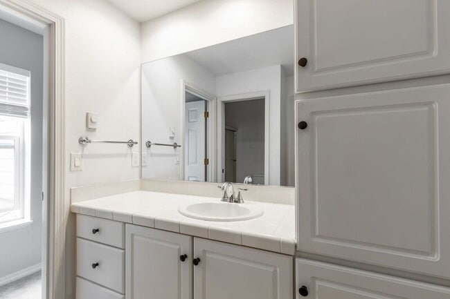 Building Photo - 9729 NW Miller Hill Dr