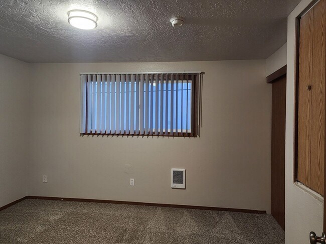 Building Photo - $1,000.00  OFF  1ST  FULL  MONTH'S  RENT   Pet-friendly Townhouse Near Parks and Downtown Newberg