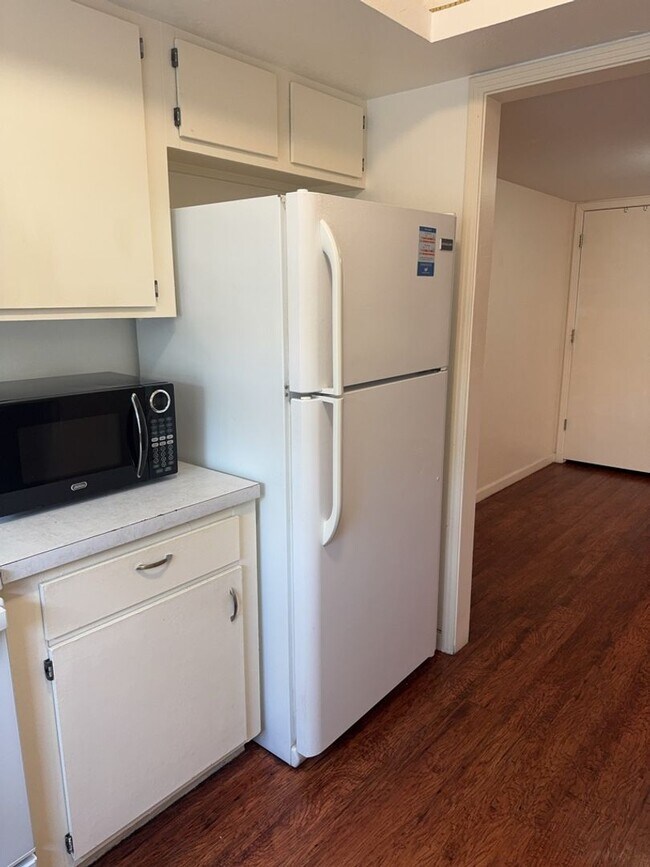 Building Photo - 3 Bed 2.5 Bath Pet-Friendly Retreat by The...