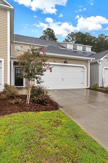 Building Photo - Conveniently located 3 bedroom, 2.5 bathroom townhome in The Commons subdivision