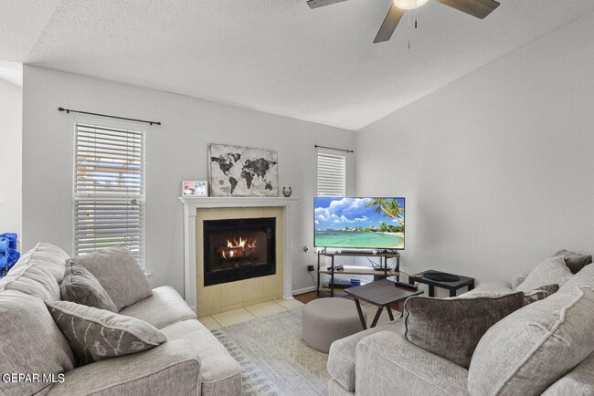 Building Photo - 10912 Loma De Luz Pl